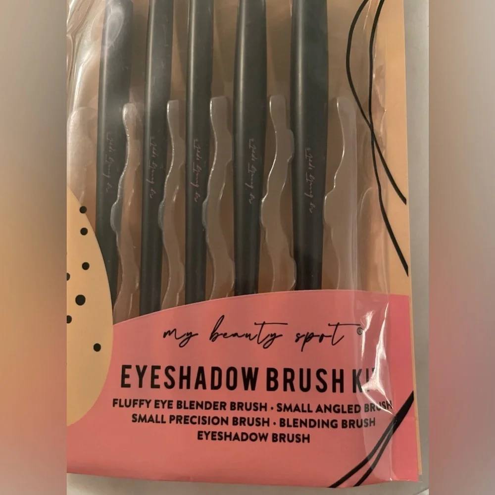 MAKEUP BRUSHES